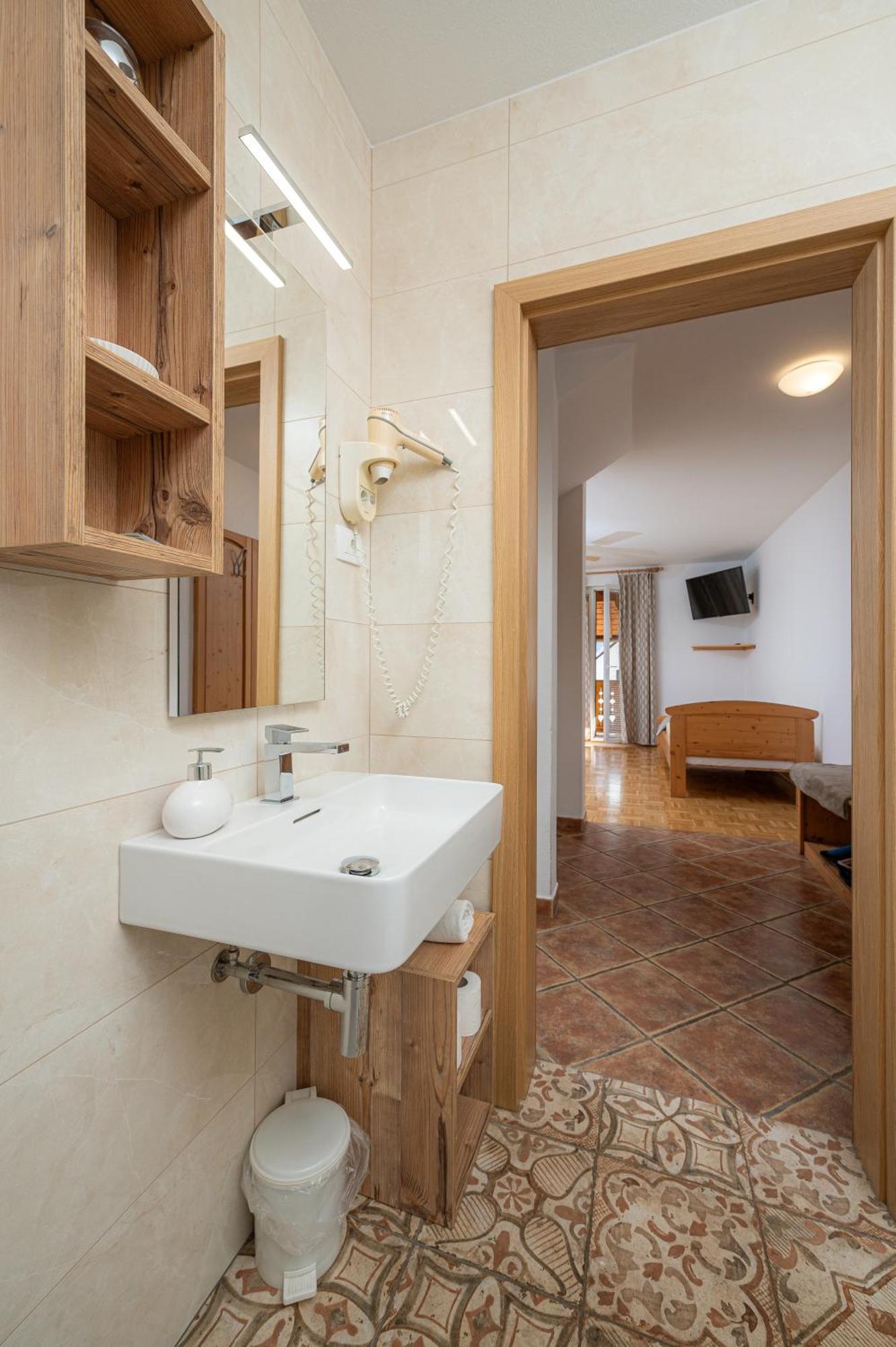Rooms & Apartments Pr Matjon بليد المظهر الخارجي الصورة